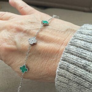 ✨🍀Silver and Green Bling Clover Bracelet✨🍀NEW